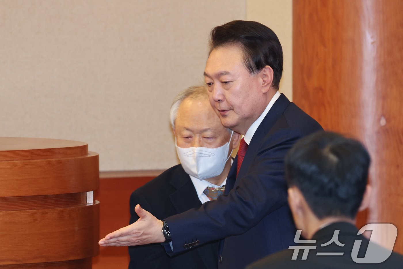 (서울=뉴스1) 사진공동취재단 = 윤석열 대통령이 21일 오후 서울 종로구 헌법재판소에서 열린 탄핵심판 3차 변론에 출석해 피청구인 좌석으로 향하고 있다. 2025.1.21/뉴스1 …