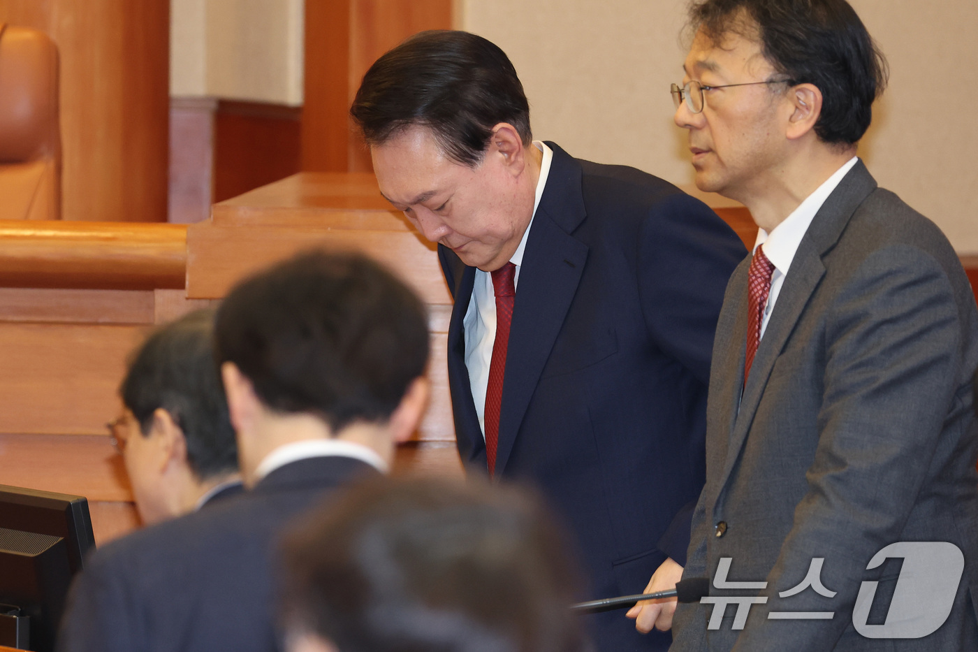 (서울=뉴스1) 사진공동취재단 = 윤석열 대통령이 21일 서울 종로구 헌법재판소에서 열린 탄핵심판 3차 변론기일에 출석하고 있다. 2025.1.21/뉴스1