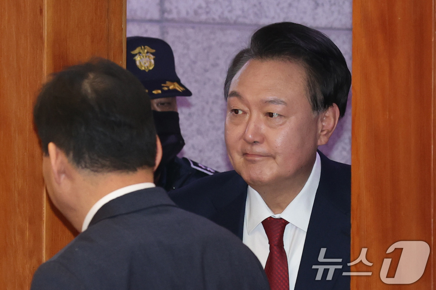 (서울=뉴스1) 사진공동취재단 = 윤석열 대통령이 21일 서울 종로구 헌법재판소에서 열린 탄핵심판 3차 변론기일에 출석하고 있다. 2025.1.21/뉴스1