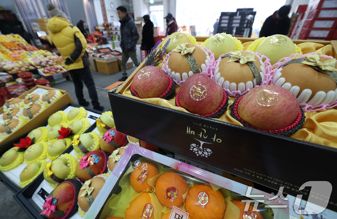 (수원=뉴스1) 김영운 기자 = 설 명절을 앞둔 21일 오후 경기 수원시 권선구 수원농수산물도매시장 과일동에 과일 박스들이 한가득 쌓여 있다. 2025.1.21/뉴스1