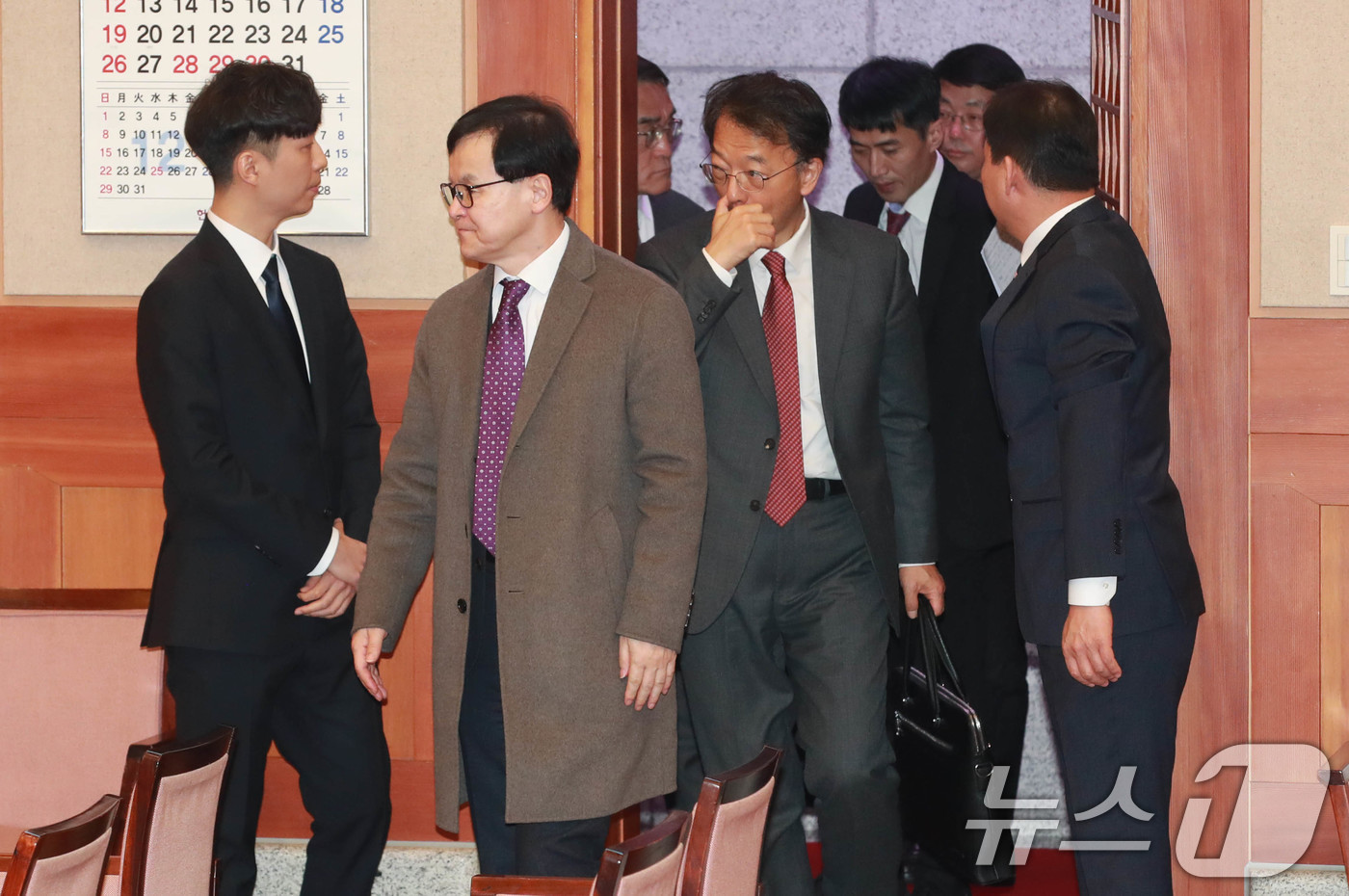 (서울=뉴스1) 사진공동취재단 = 윤석열 대통령 측 변호인단이 21일 서울 종로구 헌법재판소에서 열린 윤 대통령 탄핵심판 3차 변론기일에 출석하고 있다. 2025.1.21/뉴스1