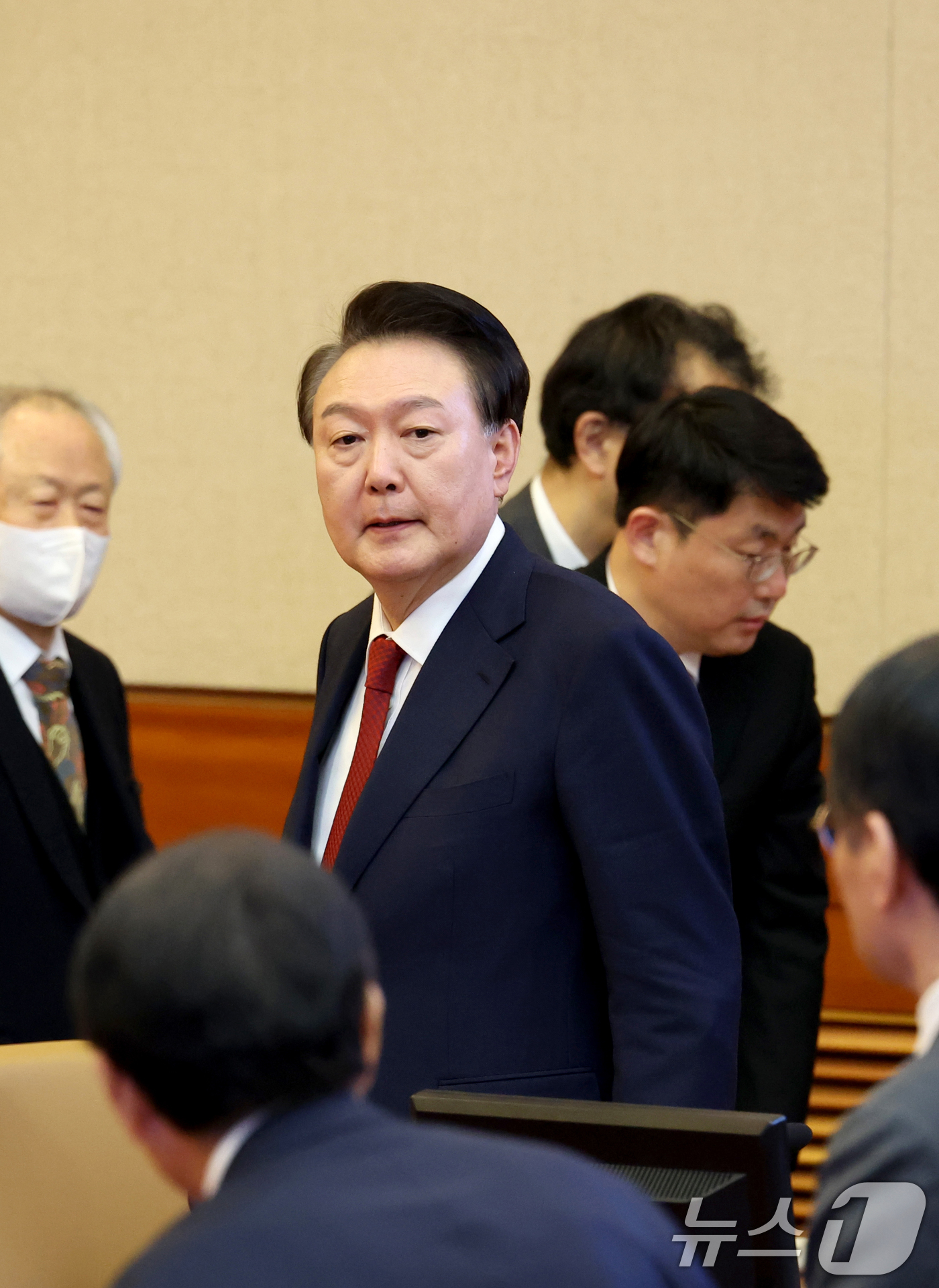 (서울=뉴스1) 사진공동취재단 = 윤석열 대통령이 21일 서울 종로구 헌법재판소에서 열린 탄핵심판 3차 변론기일에 출석하고 있다. 2025.1.21/뉴스1