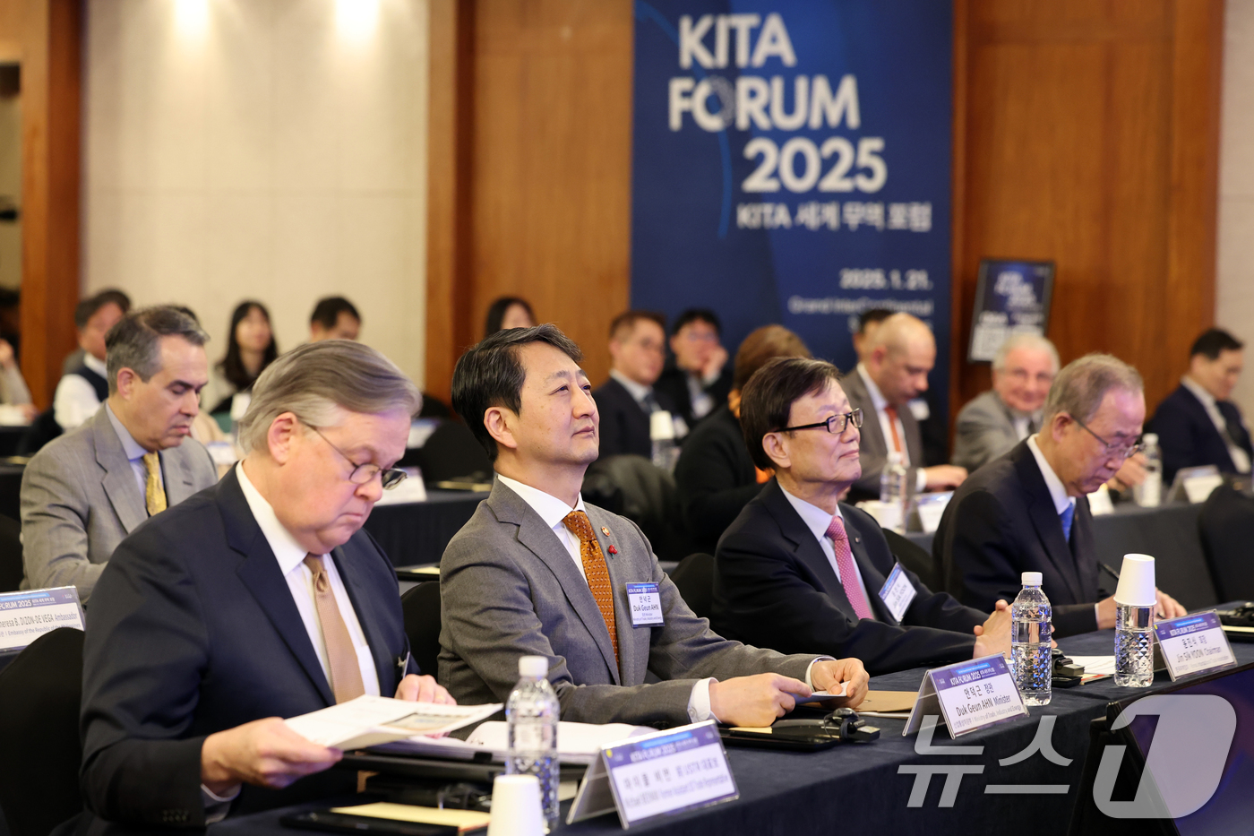 (서울=뉴스1) 황기선 기자 = 안덕근 산업통상자원부 장관이 21일 오후 서울 강남구 그랜드 인터컨티넨탈 서울 파르나스 호텔에서 열린 '2025 한국무역협회(KITA) 세계무역포럼 …