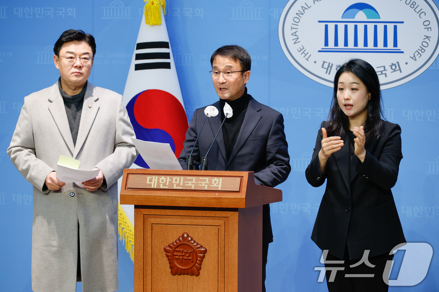 (서울=뉴스1) 안은나 기자 = 윤석열 정부의 비상계엄 선포를 통한 내란 혐의 진상규명 국정조사특별위원회 소속 국민의힘 김성원(왼쪽), 더불어민주당 한병도 간사가 21일 서울 여의 …