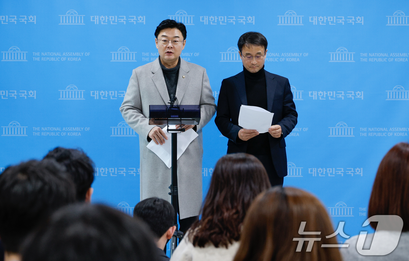 (서울=뉴스1) 안은나 기자 = 윤석열 정부의 비상계엄 선포를 통한 내란 혐의 진상규명 국정조사특별위원회 소속 국민의힘 김성원(왼쪽), 더불어민주당 한병도 간사가 21일 서울 여의 …