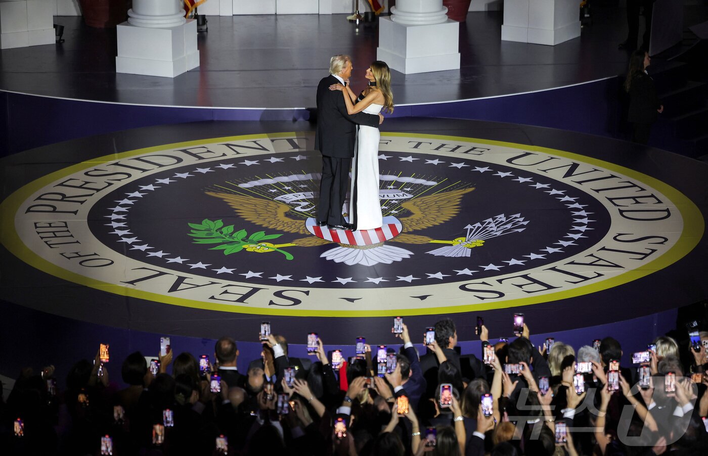 본문 이미지 - 도널드 트럼프 미국 대통령이 21일(현지시간) 취임식 후 밤에 열린 스타라이트 무도회에서 아내 멜라니아 여사와 춤추고 있다. 2025.1.21 ⓒ 로이터=뉴스1 ⓒ News1 강민경 기자