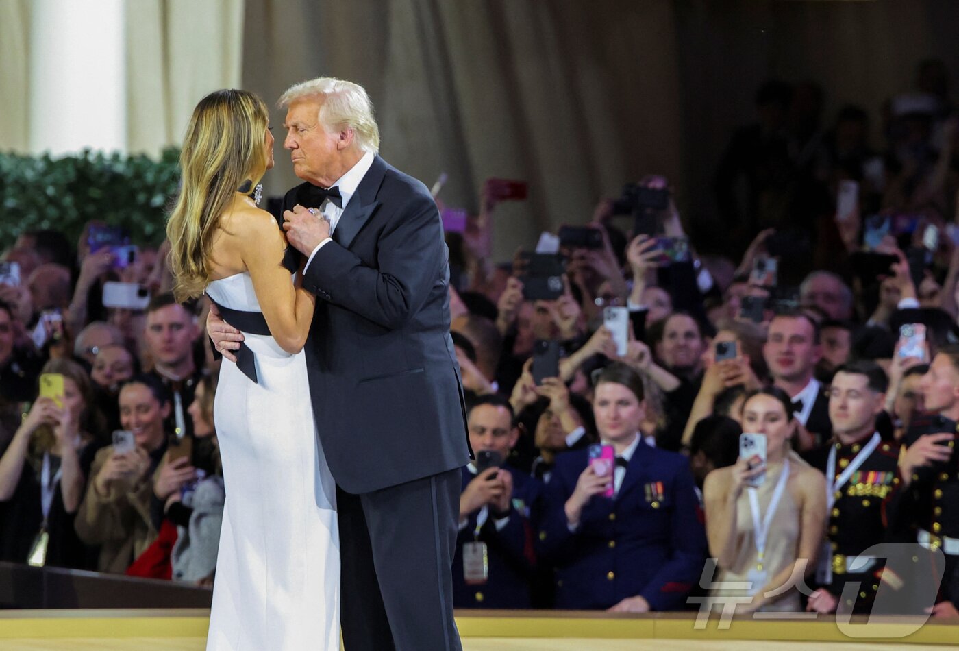 본문 이미지 - 도널드 트럼프 미국 대통령이 20일(현지시간) 취임 축하 무도회 중 하나인 '사령관 무도회'에서 아내 멜라니아 여사와 춤을 추고 있다. 2025.1.20 ⓒ 로이터=뉴스1 ⓒ News1 강민경 기자