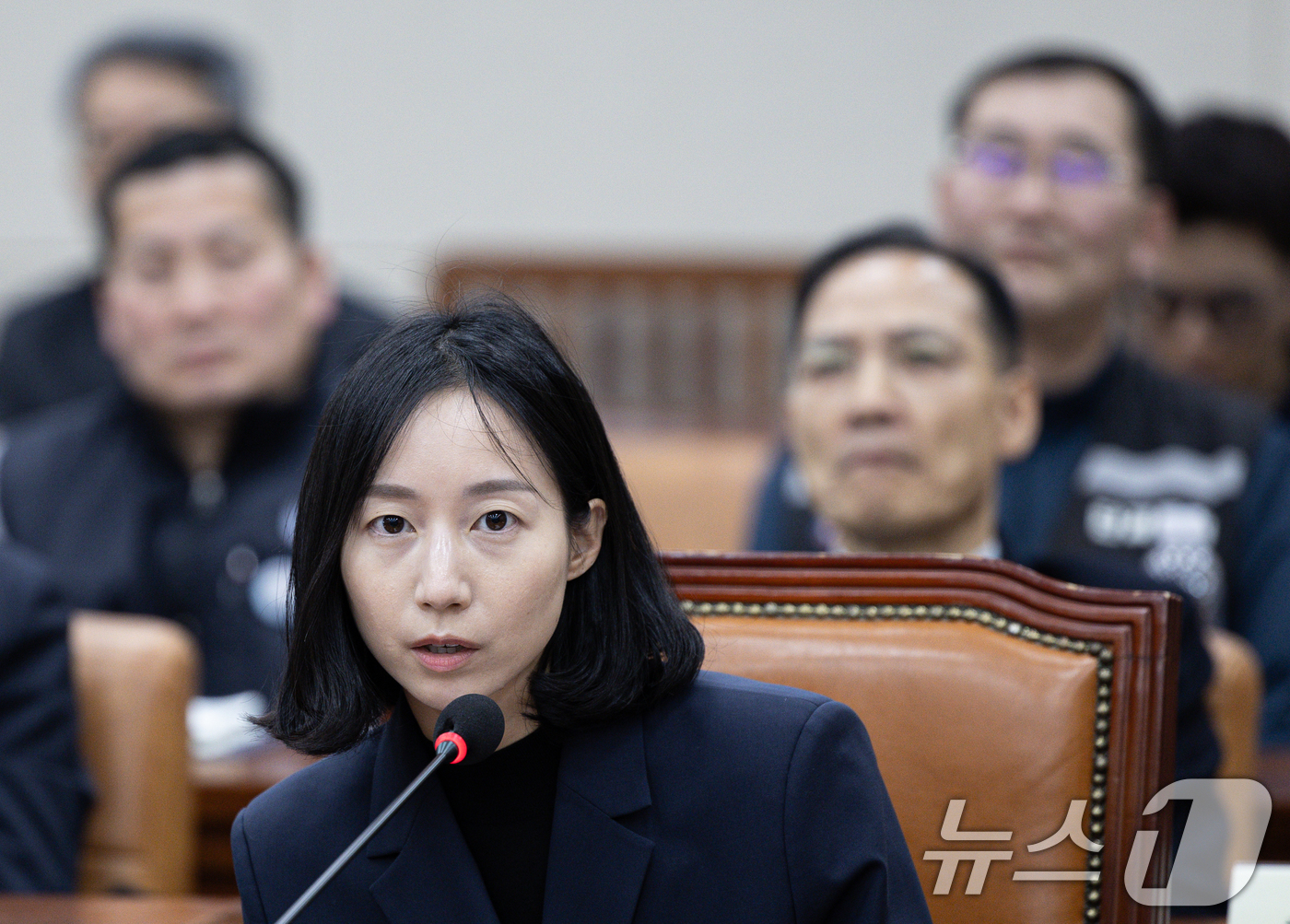 (서울=뉴스1) 이재명 기자 = 박은진 대유에이택 부사장이 21일 오후 서울 여의도 국회 환경노동위원회에서 열린 쿠팡 택배노동자 근로 조건 개선·대유위니아그룹 임금체불 관련 청문회 …