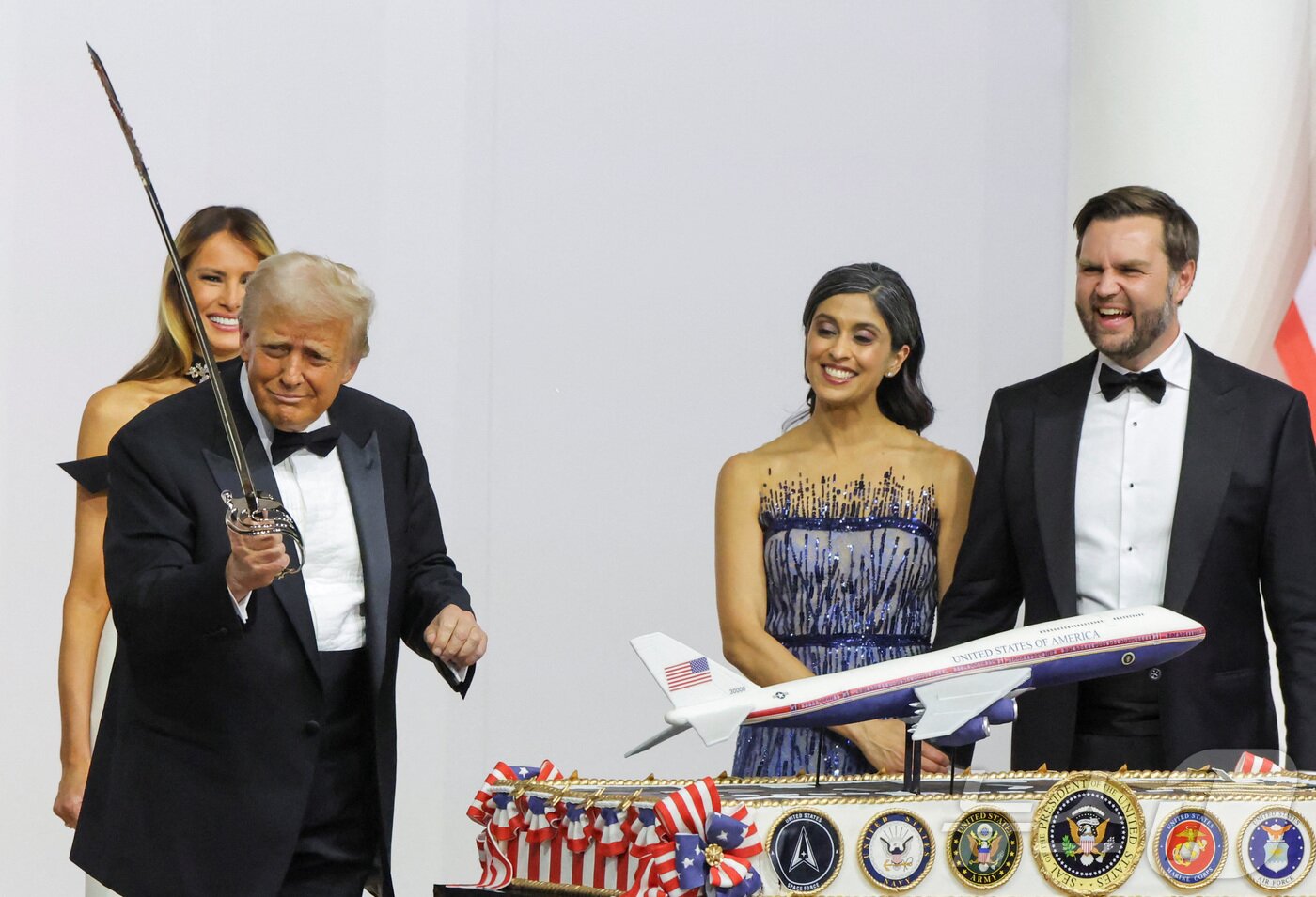 본문 이미지 - 도널드 트럼프 미국 대통령이 20일(현지시간) 아내 멜라니아 여사, J. D. 밴스 부통령, 우샤 밴스 부통령 부인 등과 함께 사령관 무도회에 참석하고 있다. 2025.1.20 ⓒ 로이터=뉴스1 ⓒ News1 강민경 기자