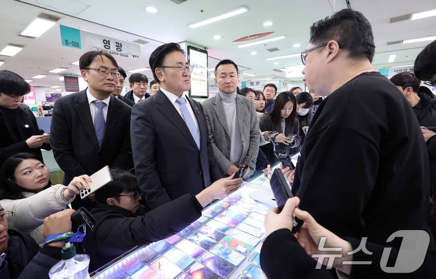 (서울=뉴스1) 김성진 기자 = 유상임 과학기술정보통신부 장관이 21일 서울 광진구 강변 테크노마트 내 휴대전화 집단상가를 찾아 단통법 폐지 관련 이동통신 업계 관계자들의 의견을 …