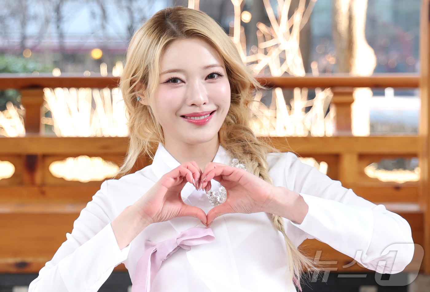 (서울=뉴스1) 권현진 기자 = 그룹 빌리 하람이 서울 종로구 뉴스1 인근에서 한복을 곱게 차려 입고 설 인사를 전하고 있다. 2025.1.28/뉴스1