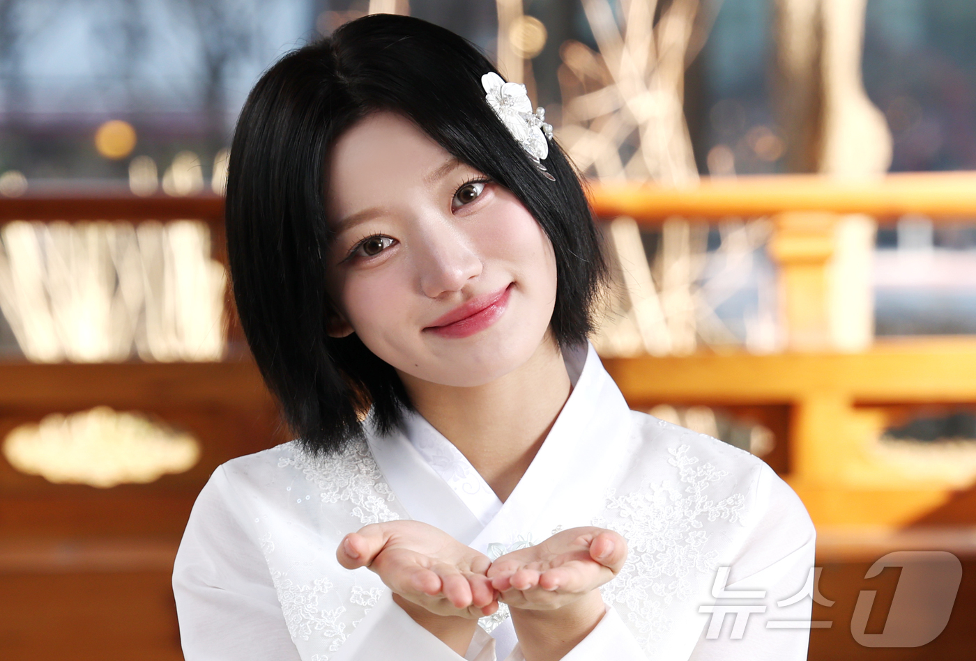 (서울=뉴스1) 권현진 기자 = 그룹 빌리 션이 서울 종로구 뉴스1 인근에서 한복을 곱게 차려 입고 설 인사를 전하고 있다. 2025.1.28/뉴스1