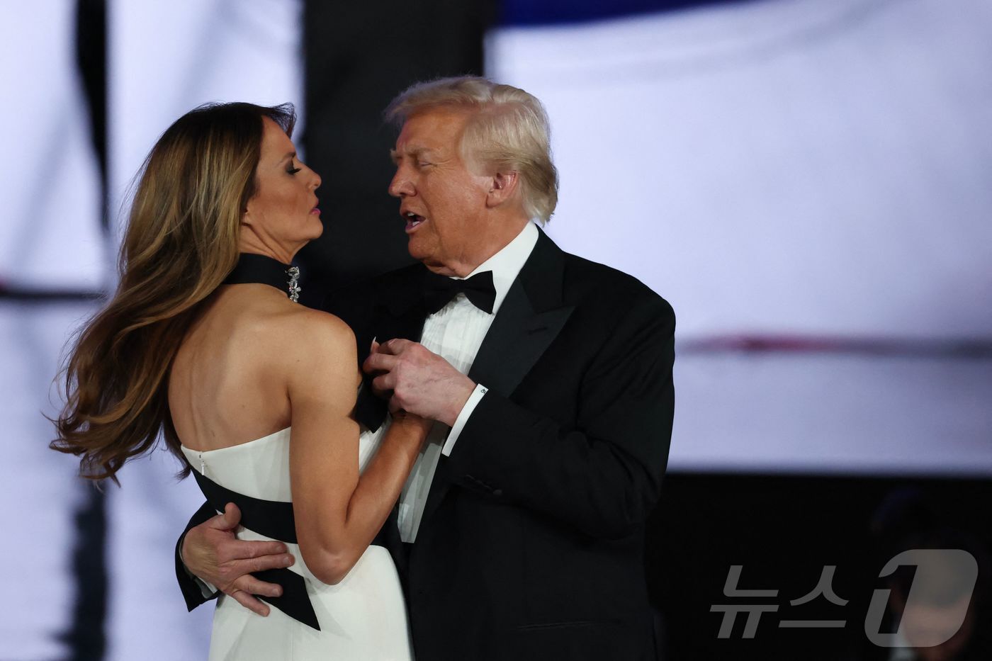 본문 이미지 - 도널드 트럼프 미국 대통령(오른쪽)이 아내 멜라니아 여사와 함께 20일(현지시간) 워싱턴DC에서 열린 자유의 취임 무도회에서 춤을 추고 있다. 2025.1.20 ⓒ AFP=뉴스1 ⓒ News1 강민경 기자