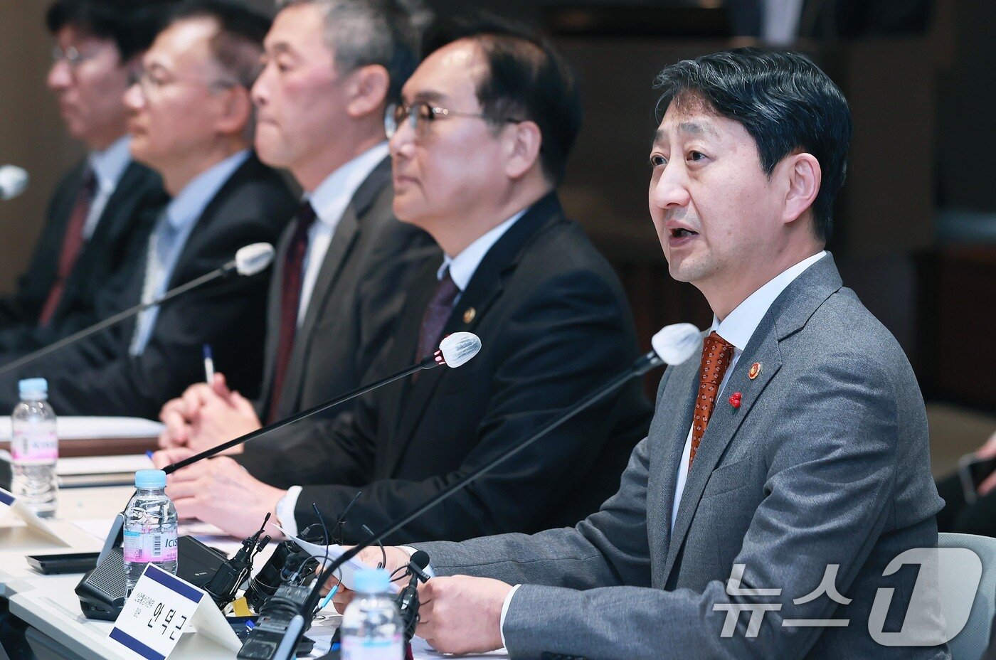 본문 이미지 - 안덕근 산업통상자원부 장관이 21일 오후 서울 삼성동 한국무역협회 중회의실에서 열린 '미국 신 행정부 출범관련 민관합동 대책회의'를 주재하고 있다. (산업통상자원부 제공) 2025.1.21/뉴스1