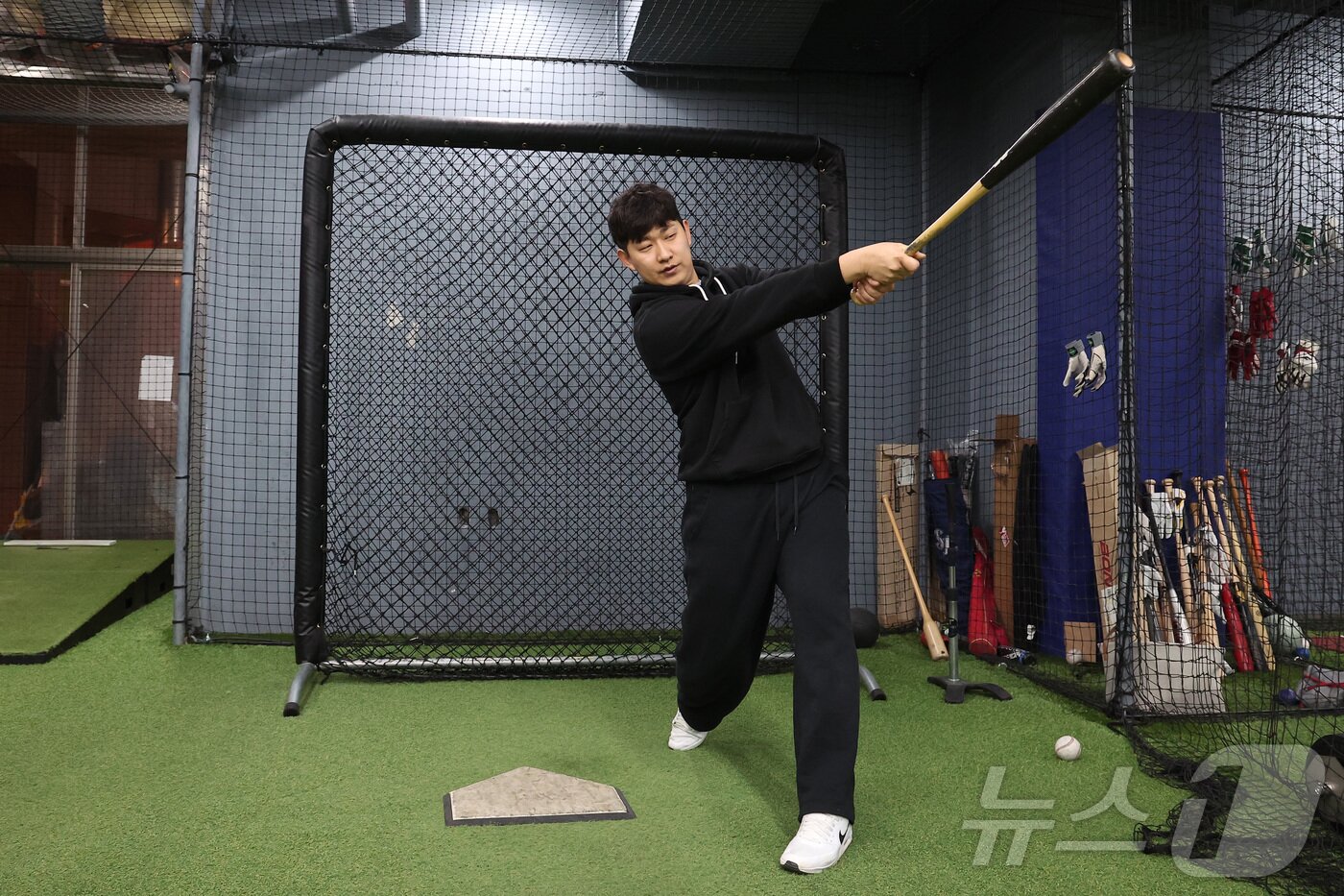 본문 이미지 - 최인영 코치가 21일 서울 성동구 JT야구연습장에서 뉴스1과의 인터뷰에 앞서 타격 시범을 보이고 있다. 2025.1.21/뉴스1 ⓒ News1 김성진 기자