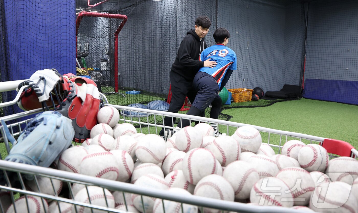 본문 이미지 - 최인영 코치가 21일 서울 성동구 JT야구연습장에서 뉴스1과의 인터뷰에 앞서 학생의 투구폼을 코칭하고 있다. 2025.1.21/뉴스1 ⓒ News1 김성진 기자