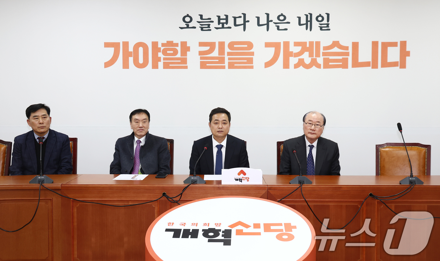 (서울=뉴스1) 김민지 기자 = 성영록 개혁신당 당무감사위원장이 21일 오후 서울 여의도 국회에서 열린 제1차 당무감사위원회 회의에서 발언하고 있다.앞서 개혁신당은 천하람 원내대표 …