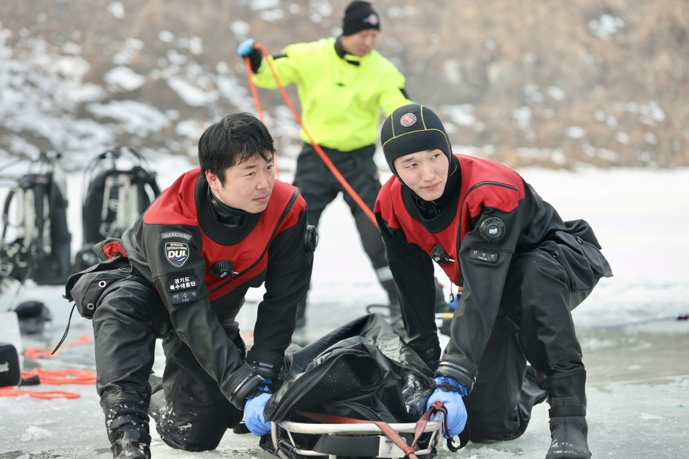 (양평=뉴스1) 김기현 기자 = 경기도특수대응단은 21일 오전 양평군 용문리 광탄천에서 '2025년 동계수난구조 특별합동훈련'을 진행했다고 밝혔다. 이날부터 23일까지 3일간 진행 …
