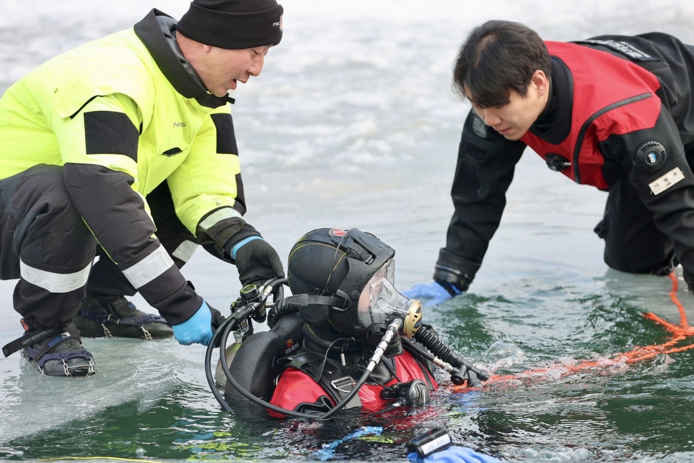 (양평=뉴스1) 김기현 기자 = 경기도특수대응단은 21일 오전 양평군 용문리 광탄천에서 '2025년 동계수난구조 특별합동훈련'을 진행했다고 밝혔다. 이날부터 23일까지 3일간 진행 …
