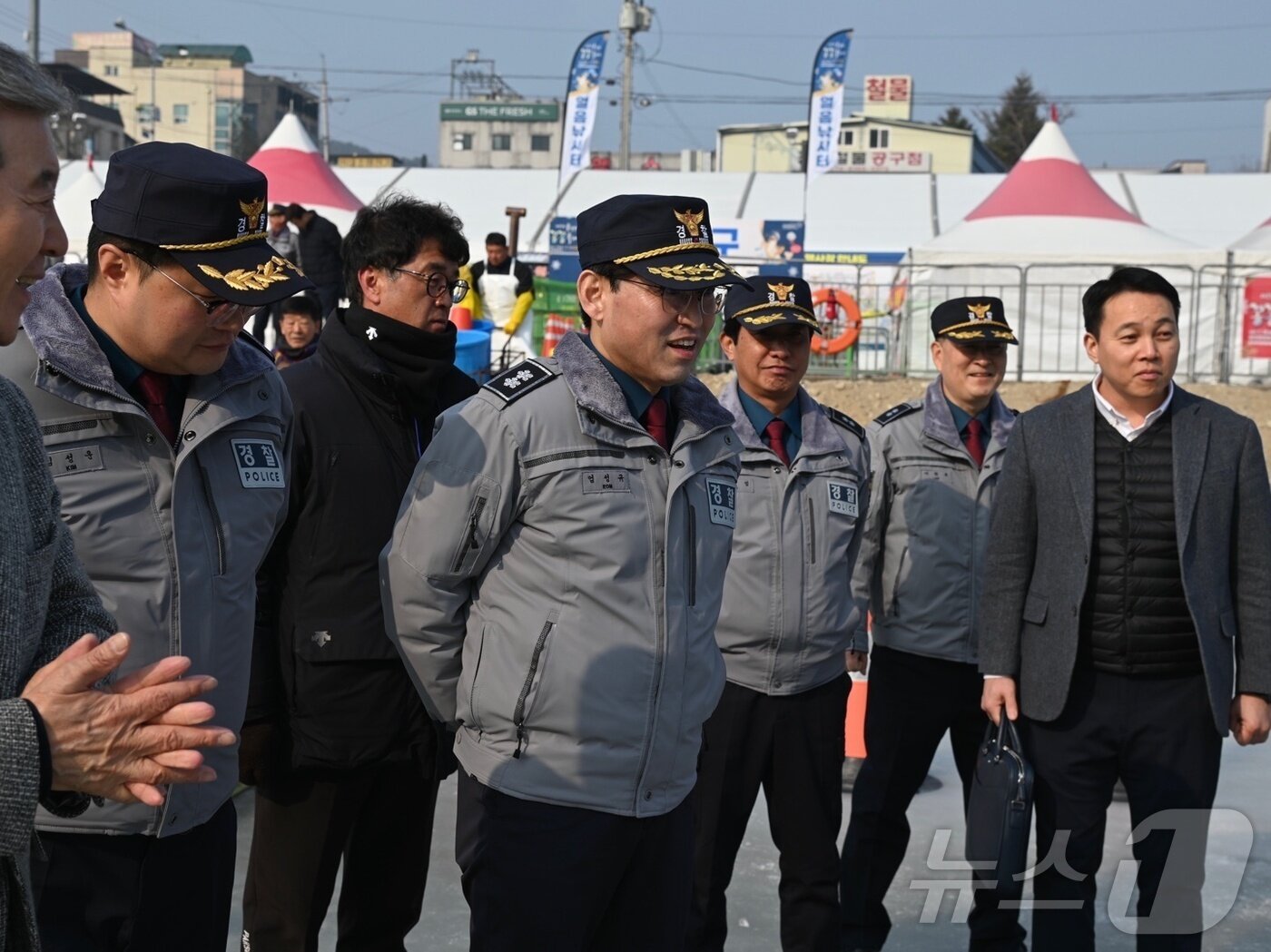 본문 이미지 - 엄성규 강원경찰청장은 21일 원주경찰서와 홍천강 꽁꽁축제장을 찾아 설 명절 전후 특별치안활동을 펼쳤다.&#40;강원경찰청 제공&#41; 2025.1.21/뉴스1