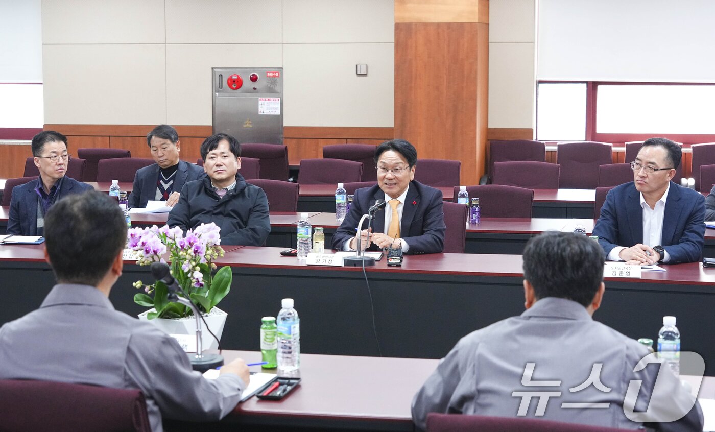 본문 이미지 - 강기정 광주시장이 21일 오후 광산구 금호타이어 광주공장을 방문해 정일택 대표와 면담을 하고 있다.(광주시 제공)2025.1.21/뉴스1 