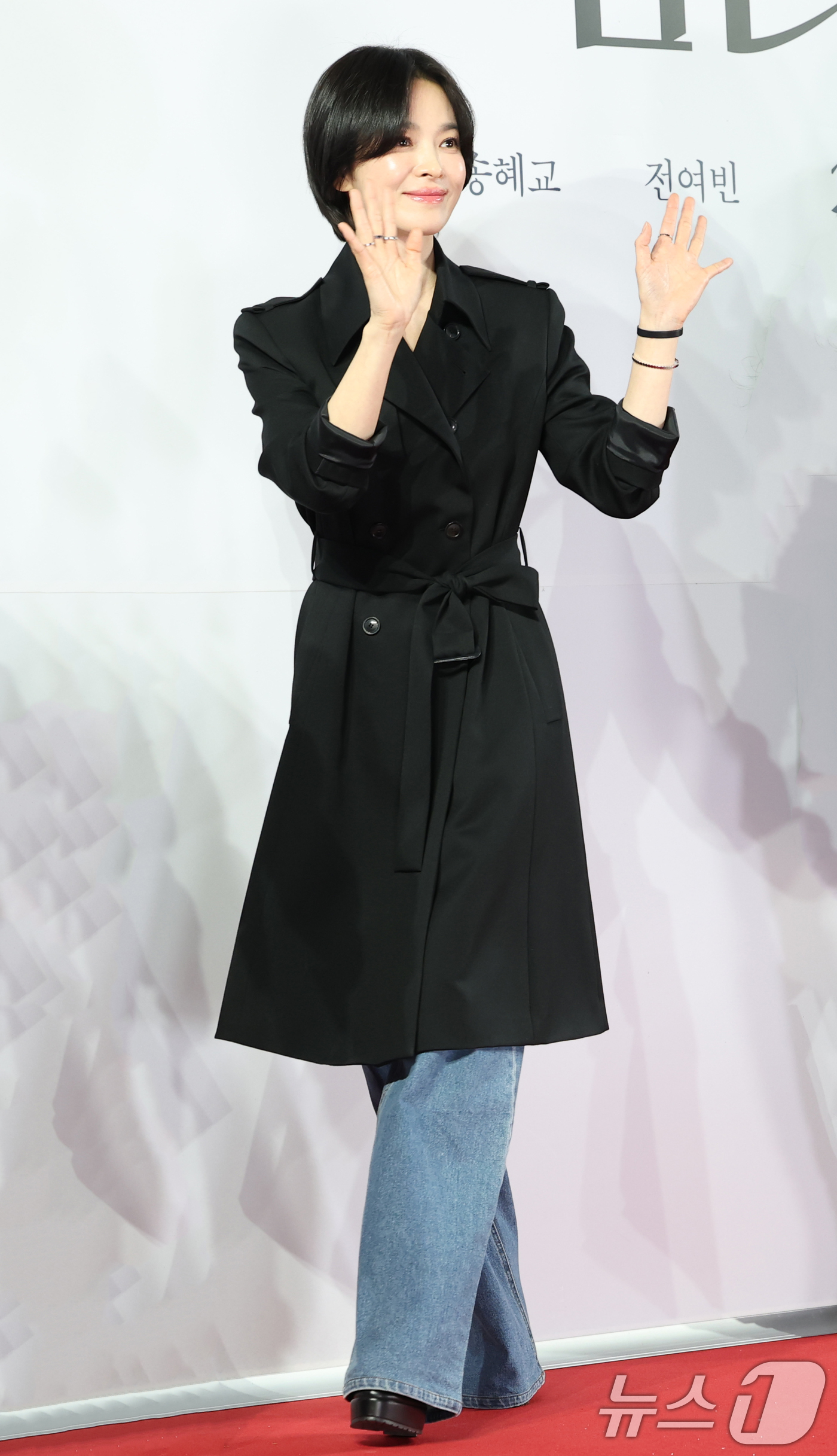(서울=뉴스1) 권현진 기자 = 배우 송혜교가 21일 서울 송파구 롯데시네마 월드타워점에서 열린 영화 '검은 수녀들'(감독 권혁재) VIP 시사회에서 인사를 하고 있다.'검은 수녀 …