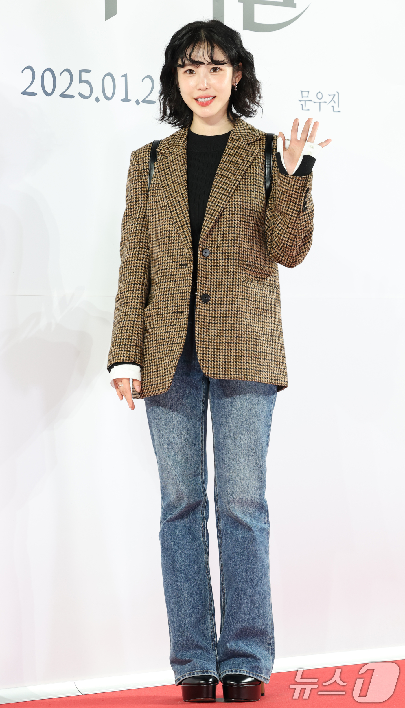 (서울=뉴스1) 권현진 기자 = 가수 겸 배우 전효성이 21일 서울 송파구 롯데시네마 월드타워점에서 열린 영화 '검은 수녀들'(감독 권혁재) VIP 시사회에서 포즈를 취하고 있다. …