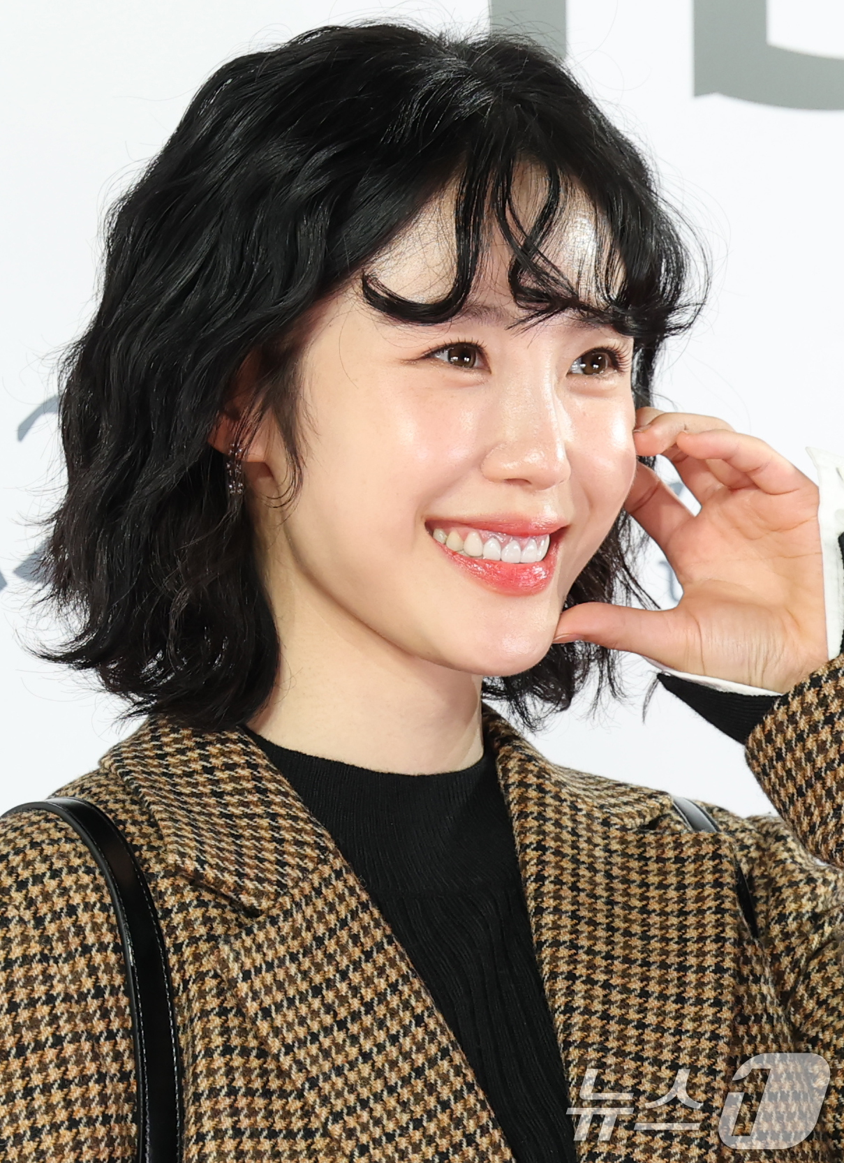 (서울=뉴스1) 권현진 기자 = 가수 겸 배우 전효성이 21일 서울 송파구 롯데시네마 월드타워점에서 열린 영화 '검은 수녀들'(감독 권혁재) VIP 시사회에서 포즈를 취하고 있다. …