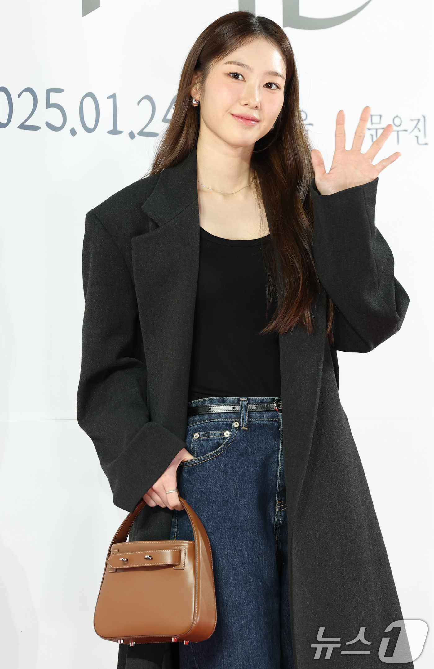 (서울=뉴스1) 권현진 기자 = 오마이걸 출신 지호가 21일 서울 송파구 롯데시네마 월드타워점에서 열린 영화 '검은 수녀들'(감독 권혁재) VIP 시사회에서 포즈를 취하고 있다.' …