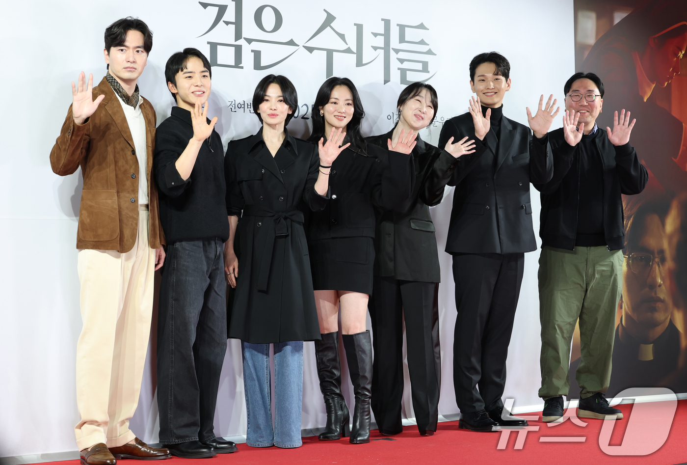 (서울=뉴스1) 권현진 기자 = 배우 이진욱(왼쪽부터)과 문우진, 송혜교, 전여빈, 김국희, 신재휘, 권혁재 감독이 21일 서울 송파구 롯데시네마 월드타워점에서 열린 영화 '검은 …