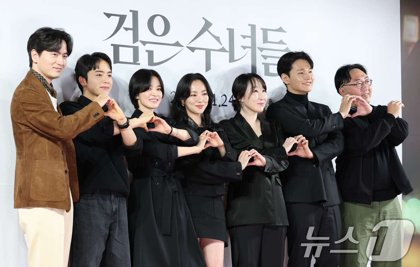 (서울=뉴스1) 권현진 기자 = 배우 이진욱(왼쪽부터)과 문우진, 송혜교, 전여빈, 김국희, 신재휘, 권혁재 감독이 21일 서울 송파구 롯데시네마 월드타워점에서 열린 영화 '검은 …