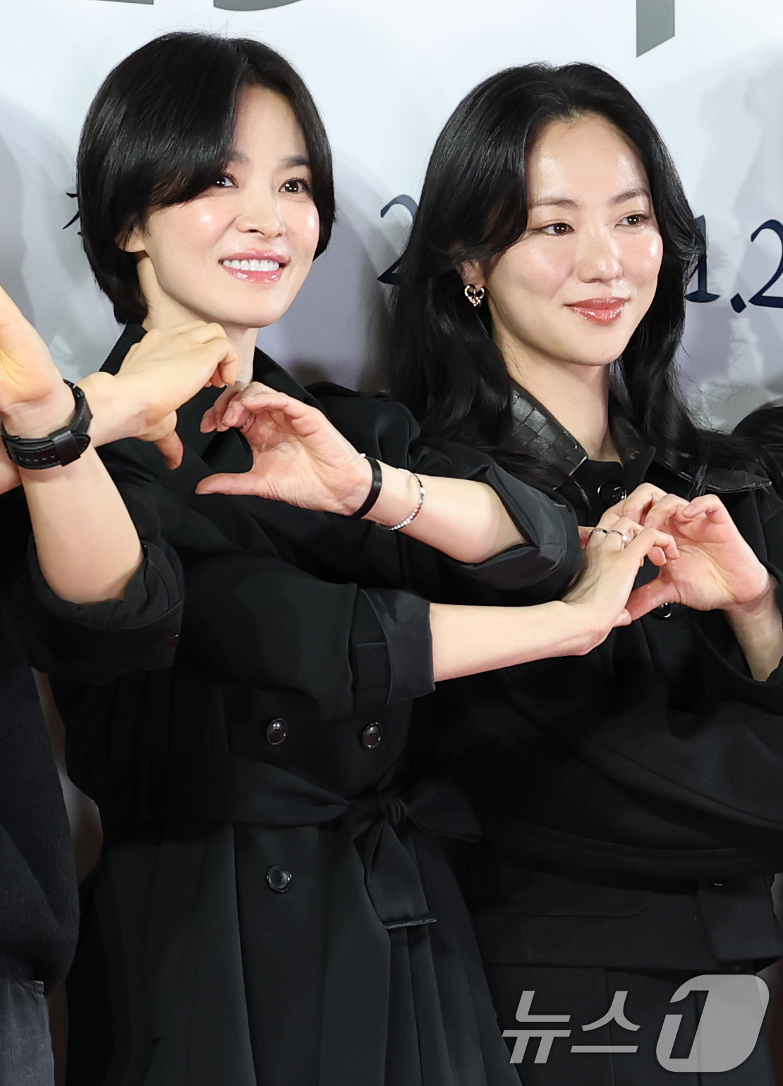 (서울=뉴스1) 권현진 기자 = 배우 송혜교와 전여빈(오른쪽)이 21일 서울 송파구 롯데시네마 월드타워점에서 열린 영화 '검은 수녀들'(감독 권혁재) VIP 시사회에서 포즈를 취하 …