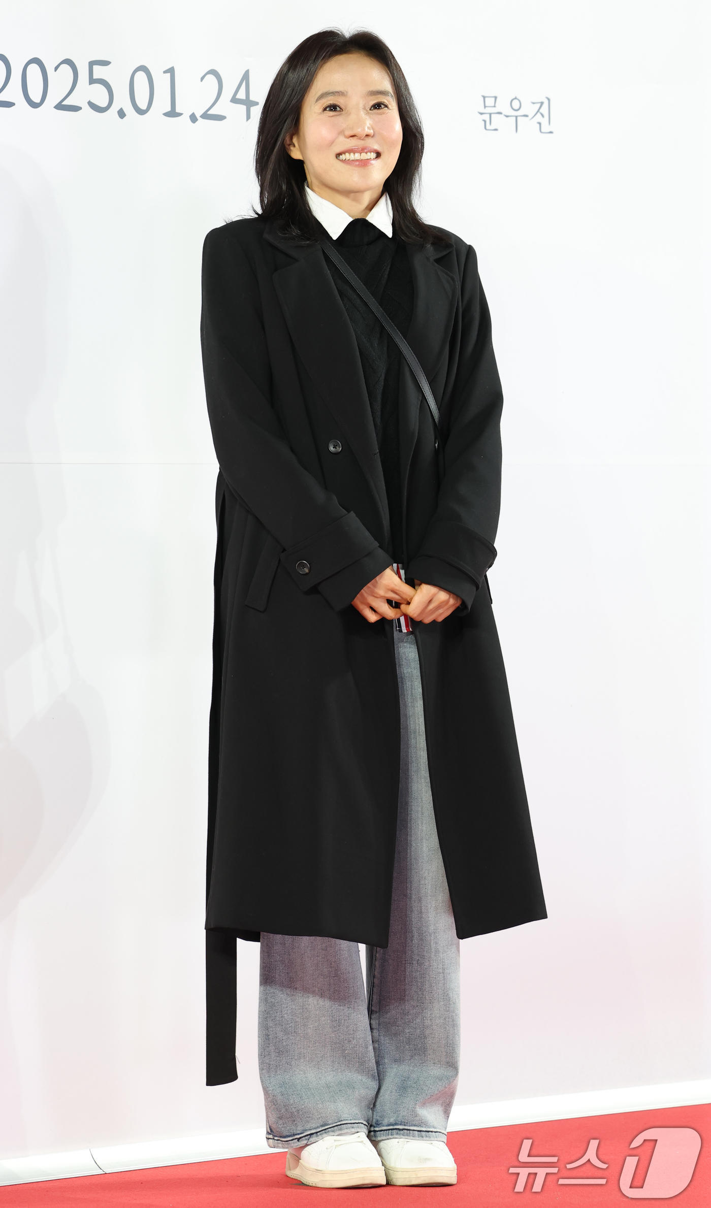 (서울=뉴스1) 권현진 기자 = 배우 서정연이 21일 서울 송파구 롯데시네마 월드타워점에서 열린 영화 '검은 수녀들'(감독 권혁재) VIP 시사회에서 포즈를 취하고 있다.'검은 수 …