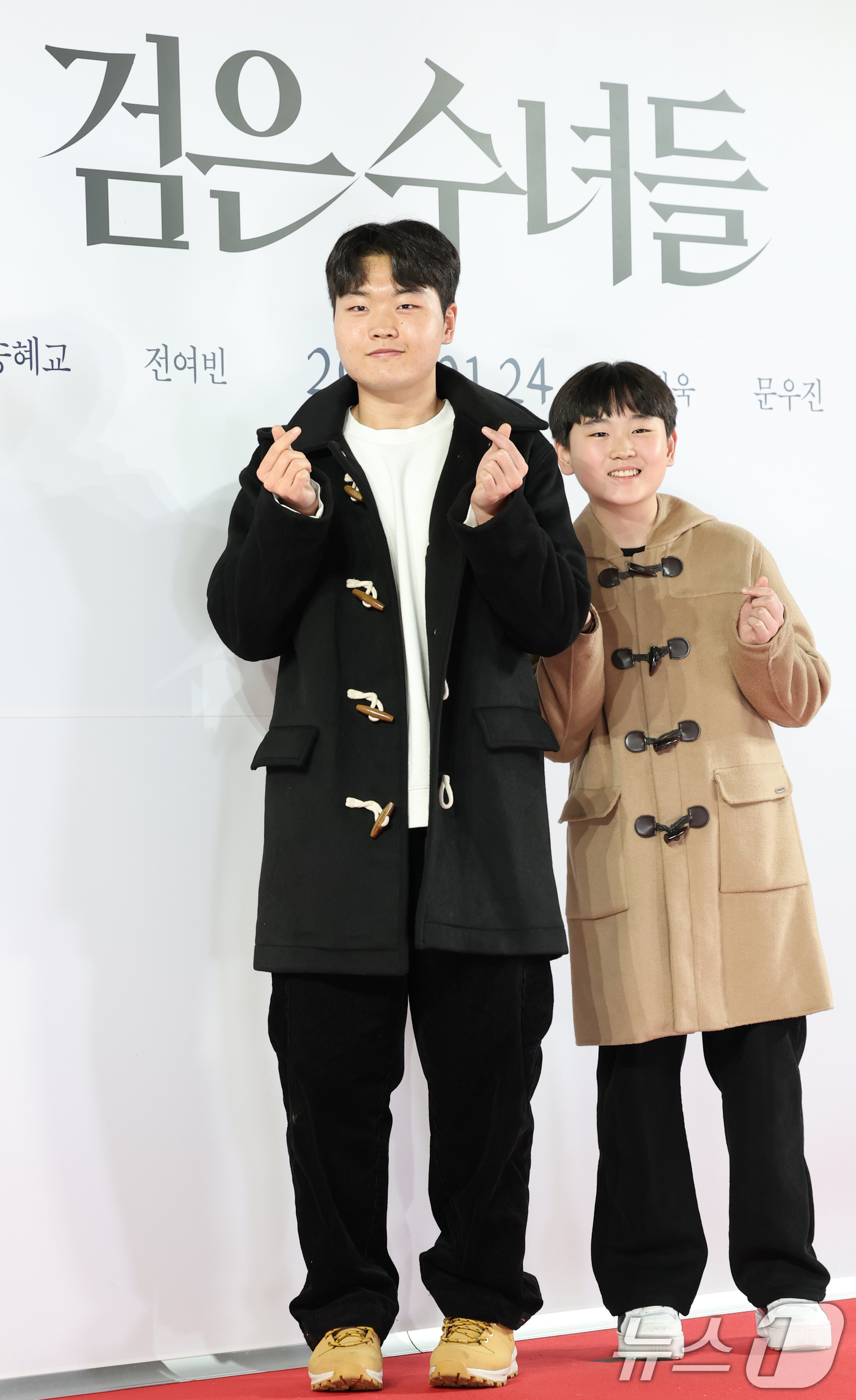 (서울=뉴스1) 권현진 기자 = 배우 김건, 김준이 21일 서울 송파구 롯데시네마 월드타워점에서 열린 영화 '검은 수녀들'(감독 권혁재) VIP 시사회에서 포즈를 취하고 있다.'검 …