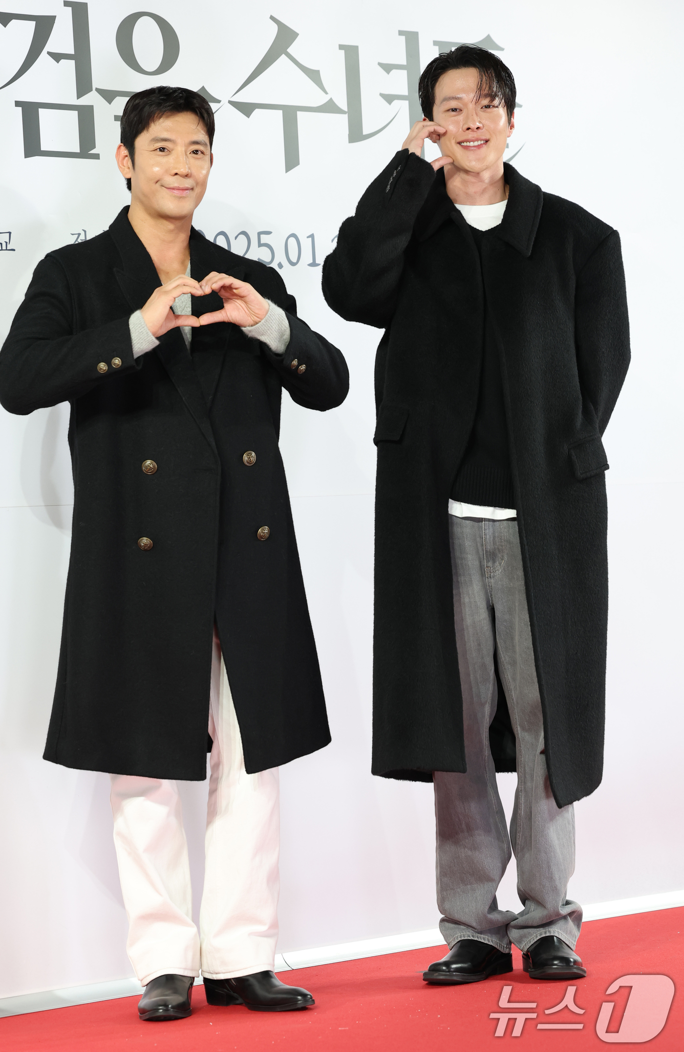 (서울=뉴스1) 권현진 기자 = 배우 김주헌과 장기용(오른쩍)이 21일 서울 송파구 롯데시네마 월드타워점에서 열린 영화 '검은 수녀들'(감독 권혁재) VIP 시사회에서 포즈를 취하 …