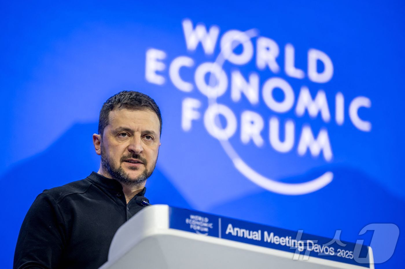 본문 이미지 - 21일&#40;현지시간&#41; 볼로디미르 젤렌스키 우크라이나 대통령이 스위스 다보스에서 열린 세계경제포럼&#40;WEF&#41; 연설에서 유럽이 도널드 트럼프 미국 대통령의 취임에 대응해 단결해야 한다고 촉구했다. 2025.01.21. ⓒ AFP=뉴스1 ⓒ News1 박재하 기자