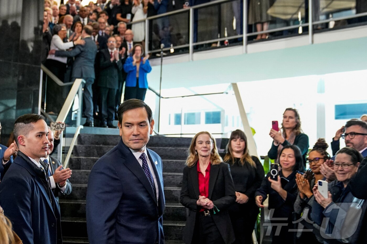 본문 이미지 - 21일(현지시간) 미국 워싱턴DC의 국무부에서 마르코 루비오 신임 국무장관이 직원들의 박수를 받으며 연설 장소로 이동하고 있다. ⓒ 로이터=뉴스1 ⓒ News1 류정민 특파원