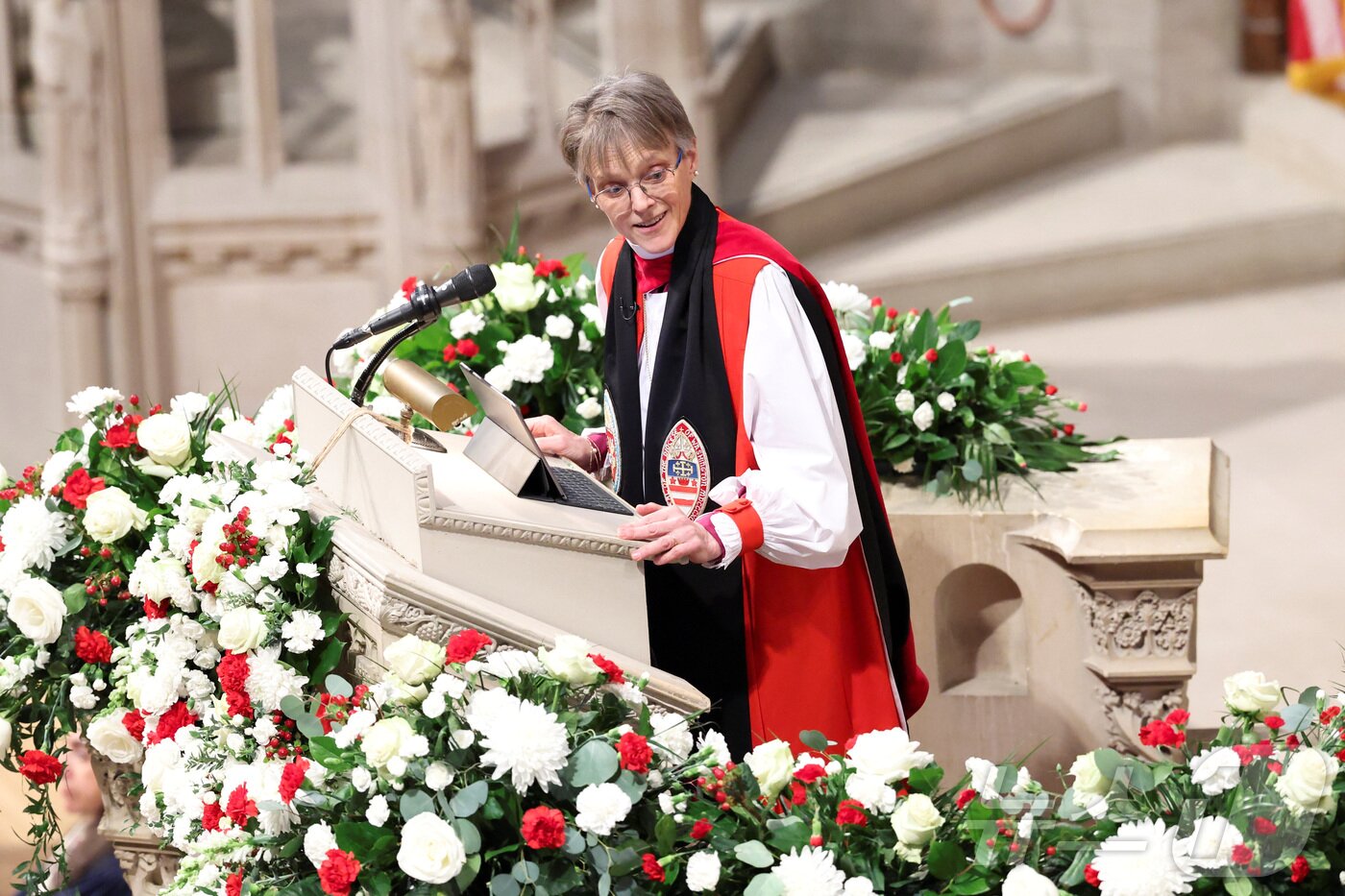 본문 이미지 - 마리안 에드가 버드 주교가 21일(현지시간) 미국 워싱턴의 워싱턴 국립 대성당에서 열린 국가 기도의 날 예배에 도널드 트럼프 미국 대통령, 영부인 멜라니아 여사, 제이디 밴스 미국 부통령과 영부인 우샤가 참석한 가운데 설교하고 있다. ⓒ 로이터=뉴스1 ⓒ News1 류정민 특파원