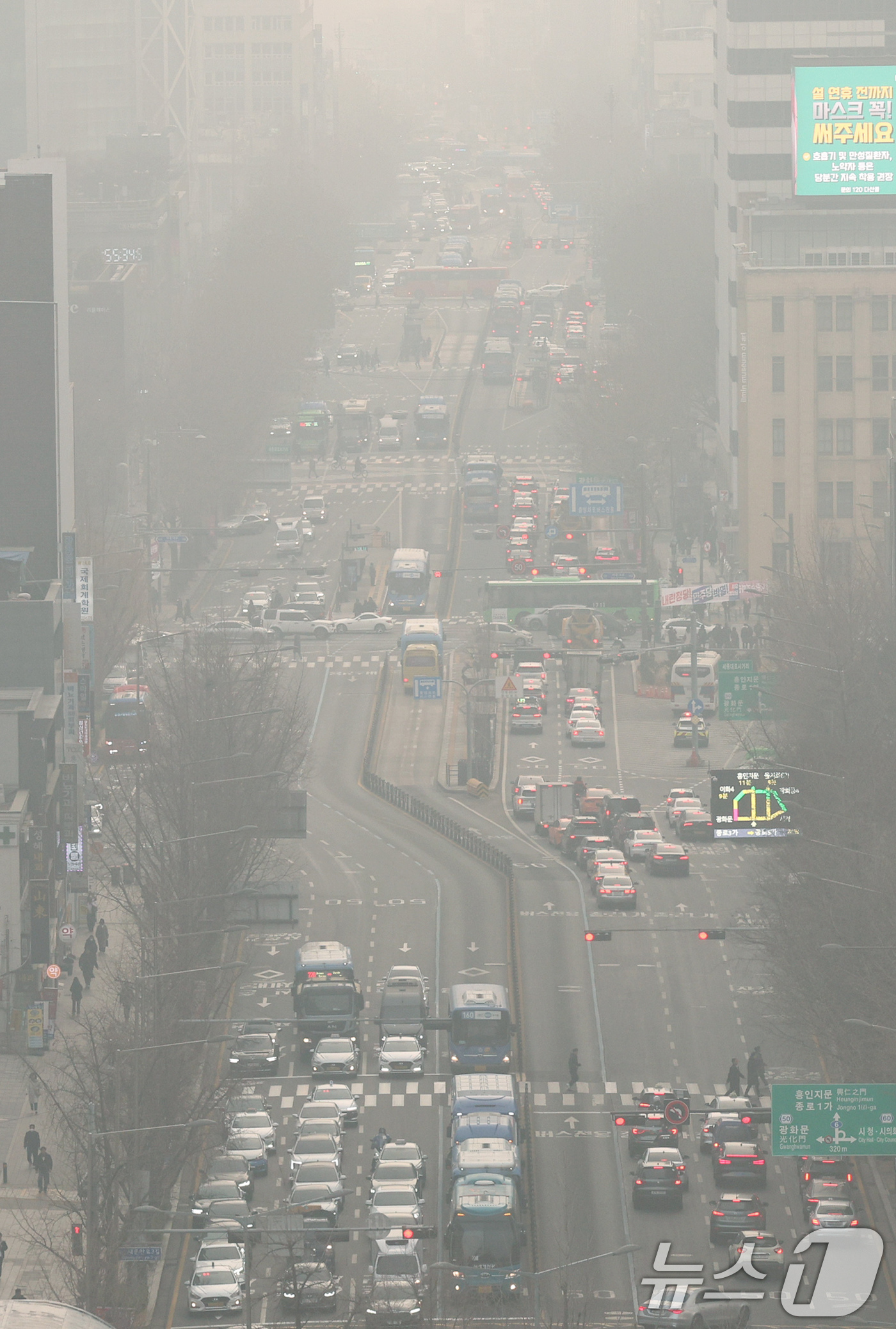 (서울=뉴스1) 장수영 기자 = 22일 오전 종로구 서울시교육청에서 바라본 종로 방향 도심이 미세먼지에 갇혀 뿌옇게 보이고 있다.환경부 국립환경과학원에 따르면 이날 수도권과 강원 …