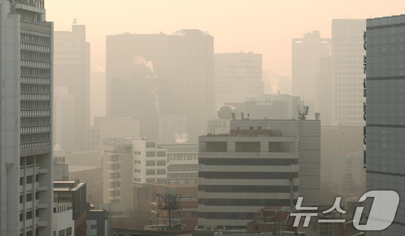 (서울=뉴스1) 장수영 기자 = 22일 오전 종로구 서울시교육청에서 바라본 도심이 미세먼지에 갇혀 뿌옇게 보이고 있다.환경부 국립환경과학원에 따르면 이날 수도권과 강원 영서, 충청 …