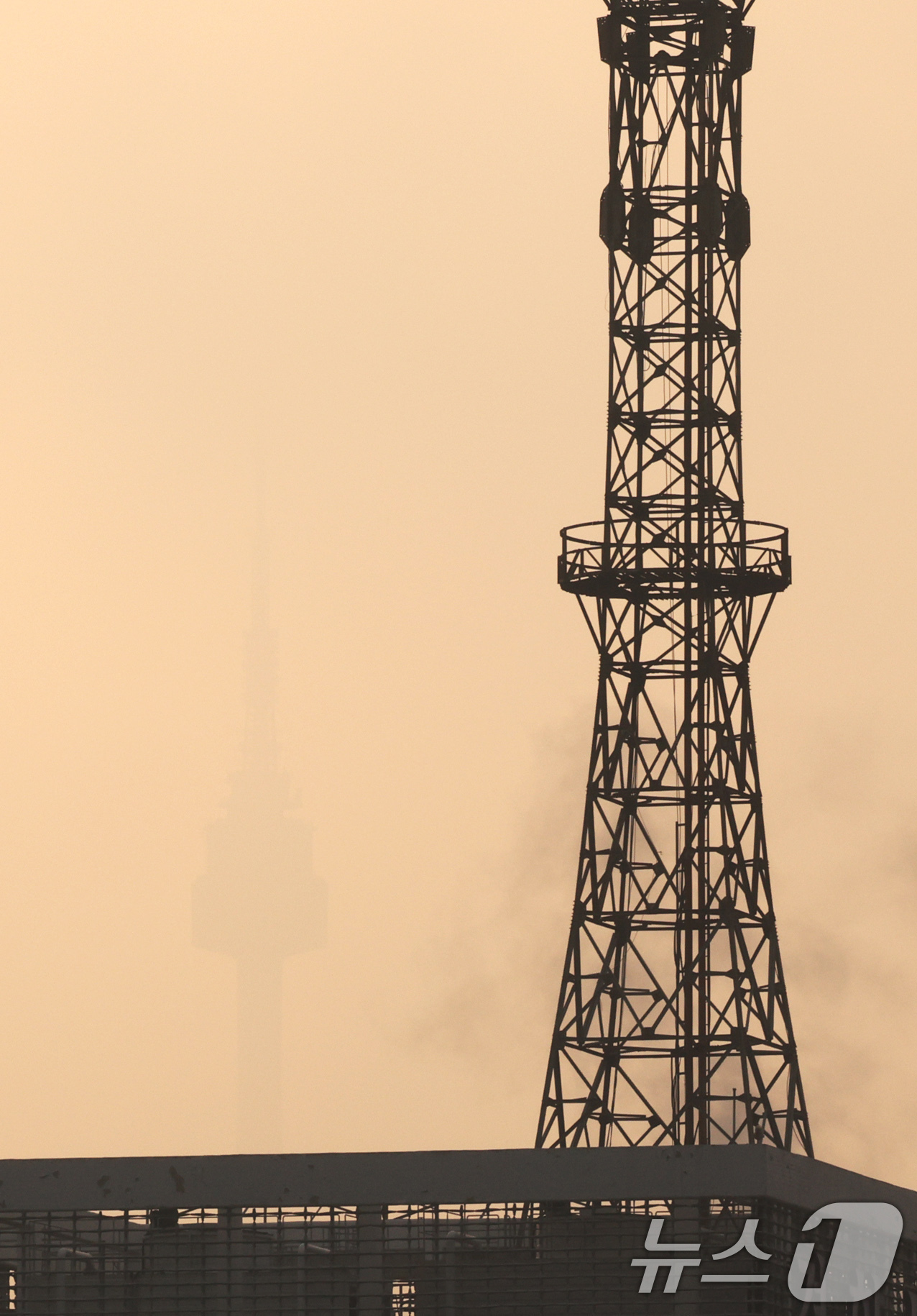 (서울=뉴스1) 장수영 기자 = 22일 오전 종로구 서울시교육청에서 바라본 남산타워가 미세먼지에 갇혀 희미하게 보이고 있다.환경부 국립환경과학원에 따르면 이날 수도권과 강원 영서, …