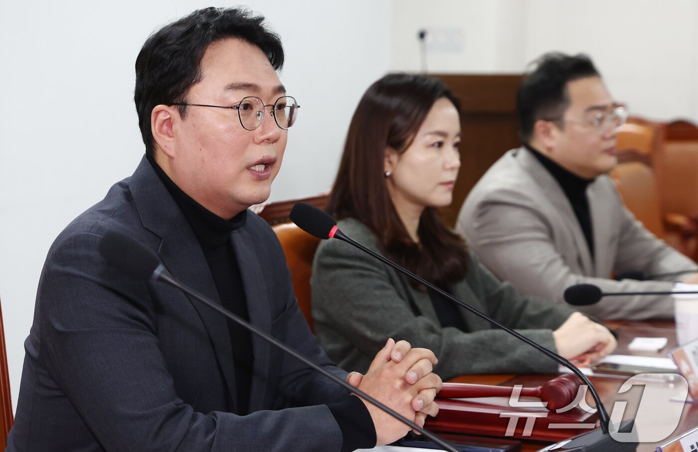 본문 이미지 - 천하람 개혁신당 원내대표가 22일 오전 서울 여의도 국회 의원회관에서 열린 최고위원회의에서 모두 발언을 하고 있다. 천 원내대표를 중심으로 한 지도부가 전날 허은아 대표에 대한 직무정지를 의결한 가운데 이날 최고위는 허 대표 주재 최고위와 천 원내대표 주재 최고위가 각각 다른 장소에서 열렸다. 2025.1.22/뉴스1 ⓒ News1 김민지 기자