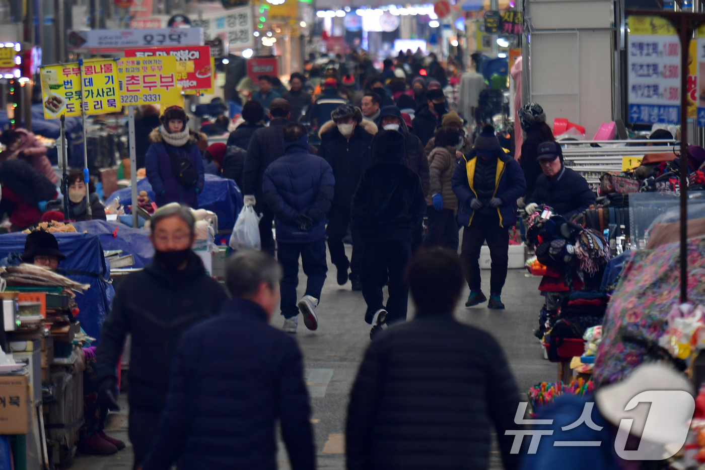 (포항=뉴스1) 최창호 기자 = 설명절을 앞둔 22일 오전 경북 포항시 북구 죽도시장에서 제수용품 등을 구입하기 위해  나온 시민들로 붐비고 있다. 2025.1.22/뉴스1