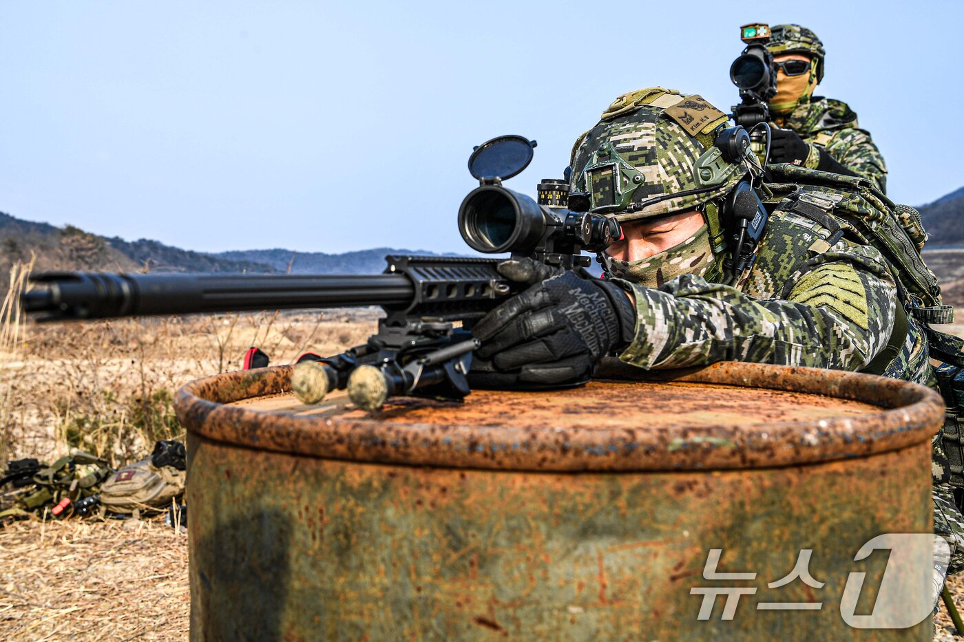 본문 이미지 - 해병대특수수색대가 22일 경북 포항시 남구 수성사격장에서 특수전학교, 공군 CCT, 육군 701특공연대와 함께 합동 대테러 훈련을 실시했다. 이번 훈련은 대테러저격수들의 작전 수행능력 향상과 전술 교류를 위해 실시됐다.(해병대1사단제 공) 2025.1.22/뉴스1 ⓒ News1 최창호 기자