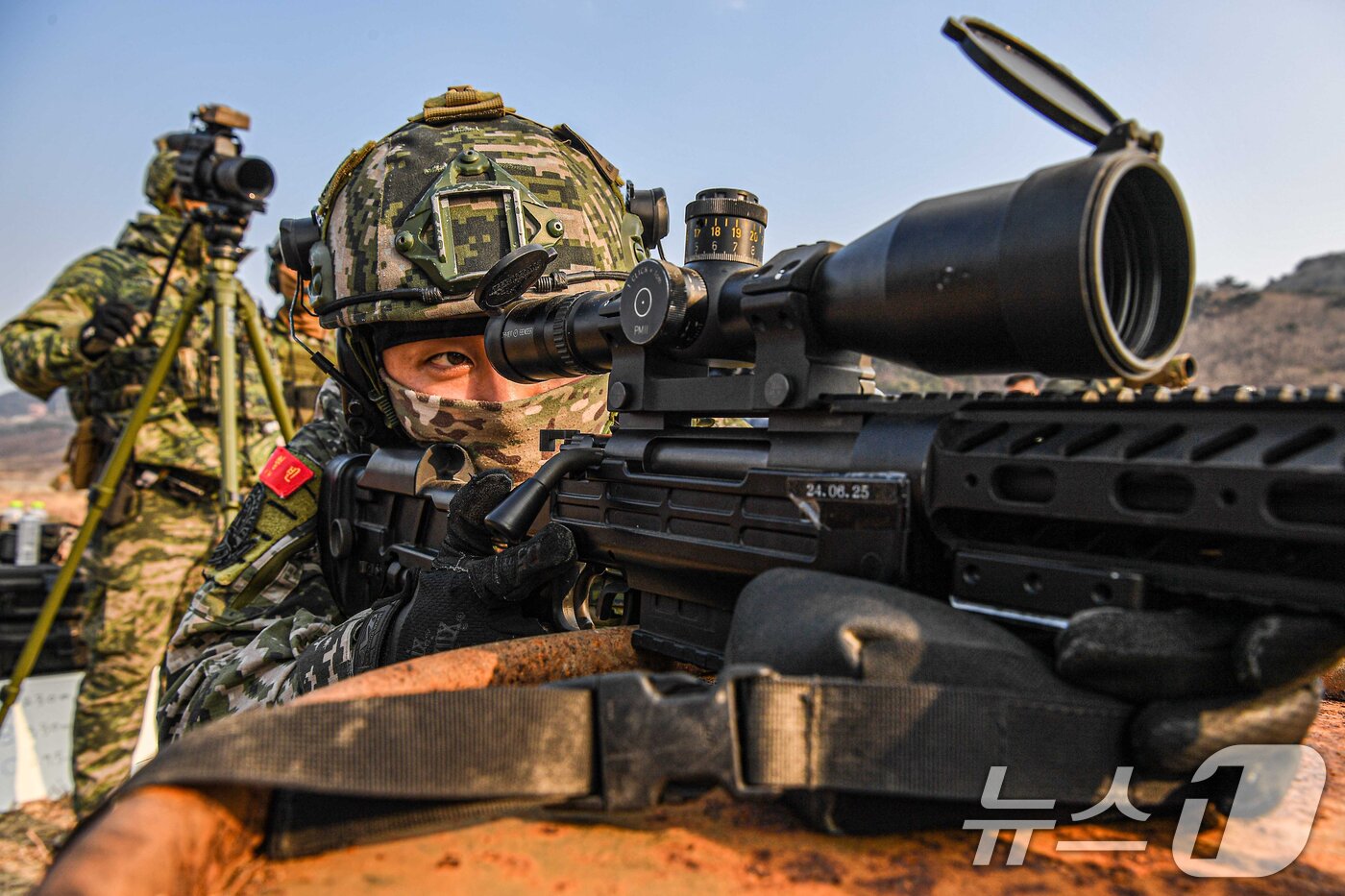 본문 이미지 - 해병대특수수색대가 22일 경북 포항시 남구 수성사격장에서 실시된 합동대테러 저격수 훈련에서 해병대저격수가 사격 하고 있다. (해병대1사단 제공) 2025.1.22/뉴스1 ⓒ News1 최창호 기자