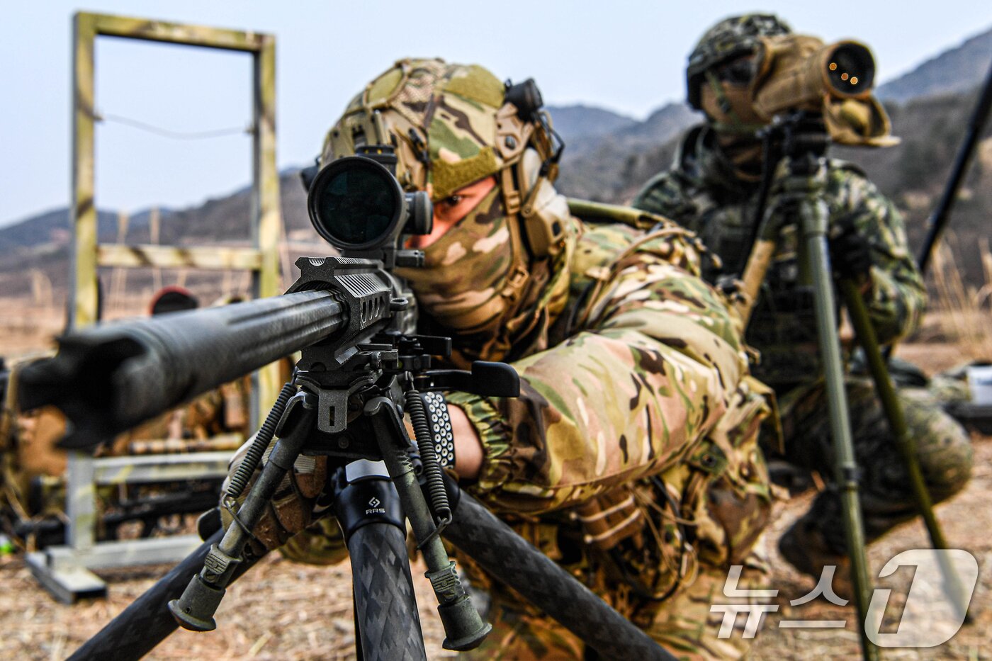 본문 이미지 - 해병대특수수색대가 22일 경북 포항시 남구 수성사격장에서 실시된 합동대테러 저격수 훈련에서 공군 CCT 저격수가 사격 준비를 하고 있다. (해병대1사단 제공) 2025.1.22/뉴스1 ⓒ News1 최창호 기자