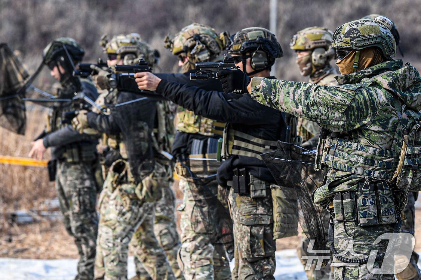 본문 이미지 - 해병대특수수색대가 22일 경북 포항시 남구 수성사격장에서 실시된 합동대터레 저격수 훈련에서 특수전학교, 공군 CCT, 육군 701특공연대 자격수들이 권총 사격을 하고 있다. (해병대1사단 제공) 2025.1.22/뉴스1 ⓒ News1 최창호 기자