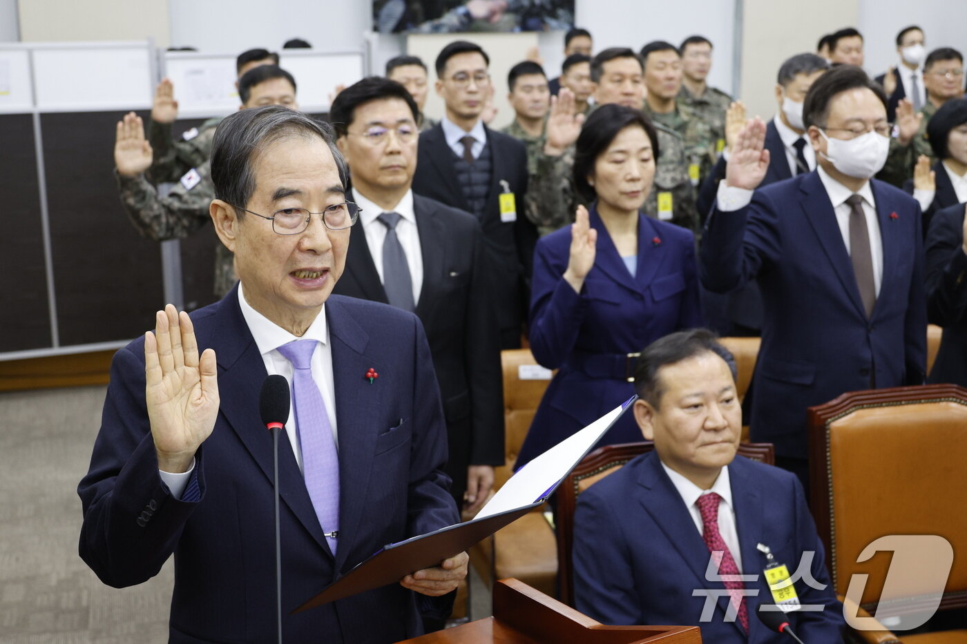 본문 이미지 - 한덕수 국무총리가 22일 오전 서울 여의도 국회에서 열린 윤석열 정부의 비상계엄 선포를 통한 내란 혐의 진상규명 국정조사 1차 청문회에 출석해 증인 선서를 하고 있다. 이상민 전 행안부 장관은 선서를 거부한채 앉아 있다. 2025.1.22 ⓒ 뉴스1 안은나 기자