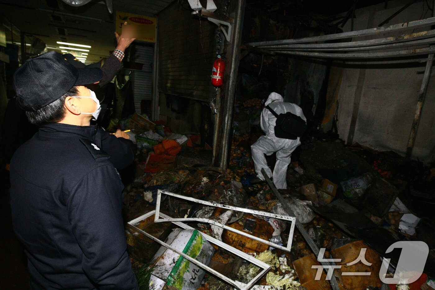 본문 이미지 - 22일 오전 불이 난 광주 서구 양동시장 내 야차가게에서 소방당국이 화재 감식을 하고 있다.2025.1.22/뉴스1 ⓒ News1 박지현 기자