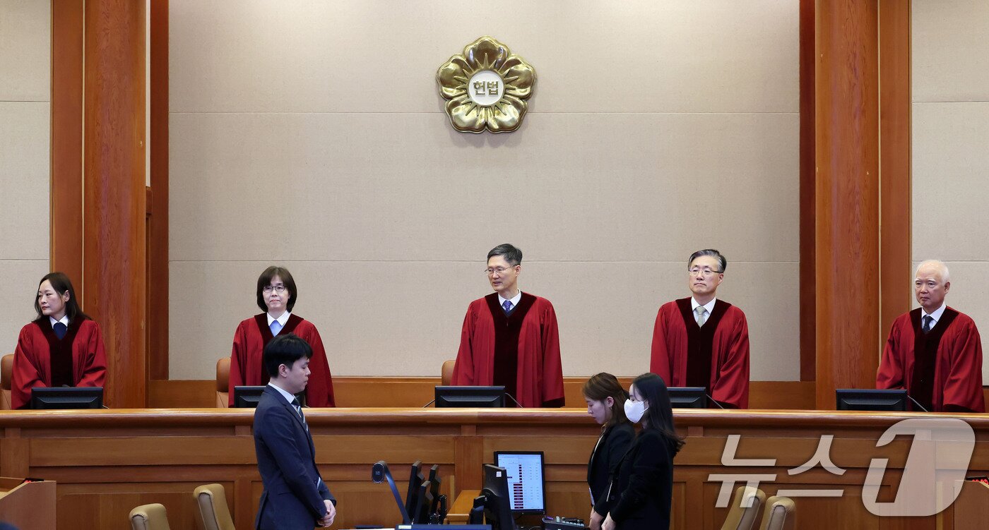 본문 이미지 - 문형배 헌법재판소장 권한대행 등 재판관들이 22일 오전 서울 종로구 헌법재판소에서 열린 최상목 대통령 권한대행 부총리 겸 기획재정부 장관의 헌법재판관 미임명 관련 권한쟁의심판 1차 변론에 참석하고 있다. (공동취재) 2025.1.22/뉴스1 ⓒ News1 신웅수 기자